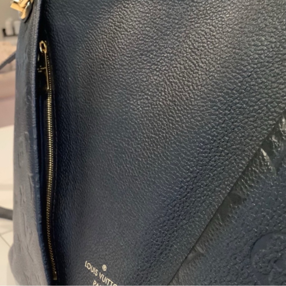 LOUIS VUITTON V Tote MM Black Leather Handbag EUC & Authentic - Picture 15 of 15